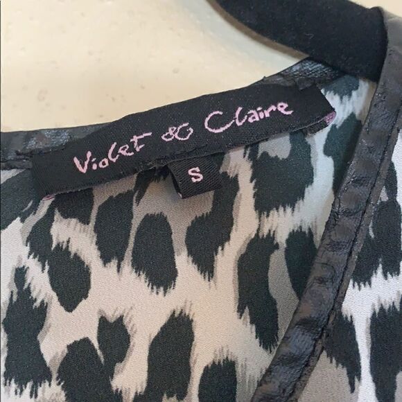 Small animal print sleeveless shirt. - Picture 3 of 7